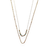 collier amazonite 2 rangées en acier inoxydable dore avec des perles vertes et dorees et mis en valeur sur fond blanc liora