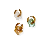 boucles d oreilles fleur dore clotilde avec une piece de chaque coloris marbre blanc, sable et vert pâle exposes cote a cote
