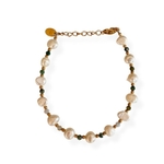 bracelet perles naturelles sur cable orne de pierres agates indiennes de perles d eau douce et de perles dorees avec rallonge et fermoir en acier dore expose fond blanc odile