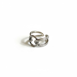 bague entrelacee en argent ajustable avec effet rayures exposee sur fond blanc noelie