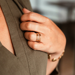 bague effet multi anneaux ajustable et doree portee main gauche sur annulaire avec main posee sur la poitrine marguerite