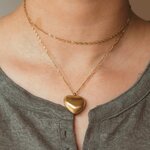 collier sautoir coeur dore chaine torsadee avec pendentif coeur porte isadora