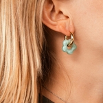 boucles oreilles fleurs dorees petites creoles vert pale portees oreille droite clotilde