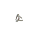 bague epaisse ovale en acier ouverte et presentee de profil sur fond blanc berenice