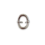 bague epaisse en acier inoxydable et de forme ovale creuse ajustable et audacieuse mise en valeur sur fond blanc et vue de face berenice