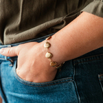 bracelet coquillage pour femme dore porte poignet gauche main dans poche de jean margaux