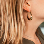 creoles acier inoxydable dore lisses et modernes portees sur oreille droite helene
