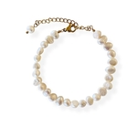 bracelet perle d eau douce nerina sur cordon avec perles irregulieres uniques et chainette et fermoir en acier inoxydable dore