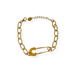 bracelet a charms pendentif style epingle a nourrice avec maillons expose sur fond blanc gaelle