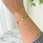 bracelet pampilles rondes et martelees en acier dore porte poignet droit bonnie