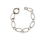 bracelet acier inoxydable avec maillons ovales marteles et petits maillons lisses expose fond blanc audrey