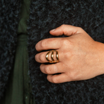 grosse bague acier inoxydable dore genereuse et ajouree portee majeur gauche daisy