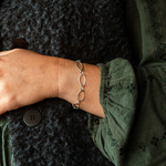 bracelet acier maillons ovales grands et petits  avec fermoir bouee porte poignet gauche audrey