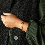 bracelet a charms gaelle au design original epingle a nourrice et en acier dore avec maillons