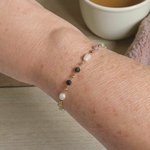 bracelet perles fines tourmaline compose de pierres naturelles perles eau douce et en acier dore porte poignet droit milie