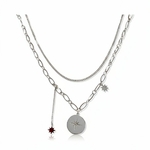 collier double rang en acier inoxydable avec une chaine fine et une chaine a maillons plus epais ornee d une  medaille et deux petites étoiles en pendentifs le tout expose sur fond blanc claire