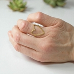 bague coeur creuse en acier dore et ajustable portee main droite coline