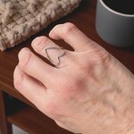 bague martelee coeur ingrid en acier minimaliste ajouree et portee annulaire droit