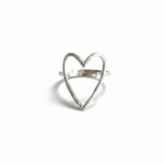 bague martelee coeur argentee en acier inoxydable reglable et tendance exposee fond blanc ingrid
