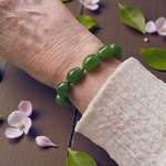 bracelet perles vert Apolline moderne et sur cordon pour vos looks d automne ou festifs en resine