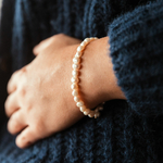 bracelet perle eau douce et acier dore porte poignet gauche nerina