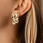 boucles oreilles feuilles flore dorees portees sur oreille percee bijou feuille elegant et tendance au style nature chic