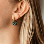 creoles dorees donuts ambre coloris vert portees oreille gauche anneau dore epais et pendentif marbre vert fonce en acetate