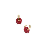 creoles dorees  donuts ambre avec pendentif rond rouge marbre bijou elegant photographie sur fond clair