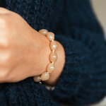 bracelet perles beige blanche sur cordon et en resine porte au poignet gauche