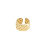 bague torsadee lorraine doree ouverte et reglable mise en valeur sur fond blanc