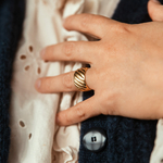 bague torsadee lorraine en acier dore large et ajustable portee annulaire gauche