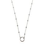 collier charms acier inoxydable avec fermoir pratique en pendentif circulaire expose sur fond blanc lia