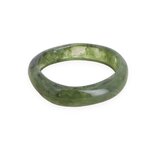 Bracelet resine vert Candice en forme manchette, modele ferme a l aspect irregulier presente sur fond blanc