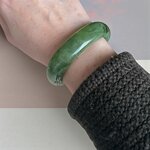 Bracelet resine vert Candice porte au poignet droit manchette tendance aux nuances vertes