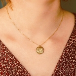 collier pendentif medaille martelee avec motif relief symbolisant le signe astrologique gemeaux porte