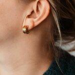 boucles d oreilles double anneau sybille en acier dore portees sur oreille gauche