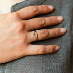 bague chainette acier Karen en version argentée portée double rang avec petit cœur