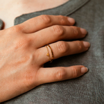 bague chainette delicate acier dore Karen  au doigt et anneau fin