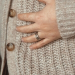 bague ajouree Gladys portee a la main en acier inoxydable au design ondule
