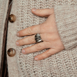 bague coquillage uhaina en acier mise en situation sur la main