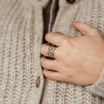 bague multirang Ludivine portee à la main bijou large en acier inoxydable