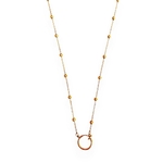 collier charms en acier inoxydable dore avec fermoir circulaire pour accrocher facilement des petits charms expose sur fond blanc bianca