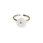 Bague fleur blanche isaline ajustable en nacre et acier inoxydable doree sur fond blanc