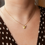 collier pendentif coeur aimee dore martele sur les contours avec petite perle porte
