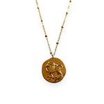 collier pendentif avec medaille frappee avec un lion symbolisant le signe astrologique expose fond blanc
