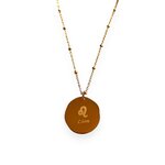collier medaillon lisse au verso avec le Signe Astrologique Lion ecrit mis en valeur sur fond blanc