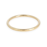 bracelet jonc acier inoxydable dore betty modele ferme et intemporel expose sur fond blanc
