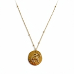 collier medaillon motif relief representant le signe astrologique sagittaire sur fond blanc