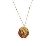 collier medaille relief avec un scorpion symbolisant le signe astrologique expose fond blanc