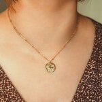 collier pendentif avec medaille frappee avec un lion representant le signe astrologique porte